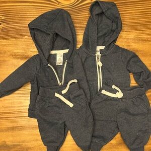 Carter’s SET of sweatsuits in size newborn. These are in perfect condition